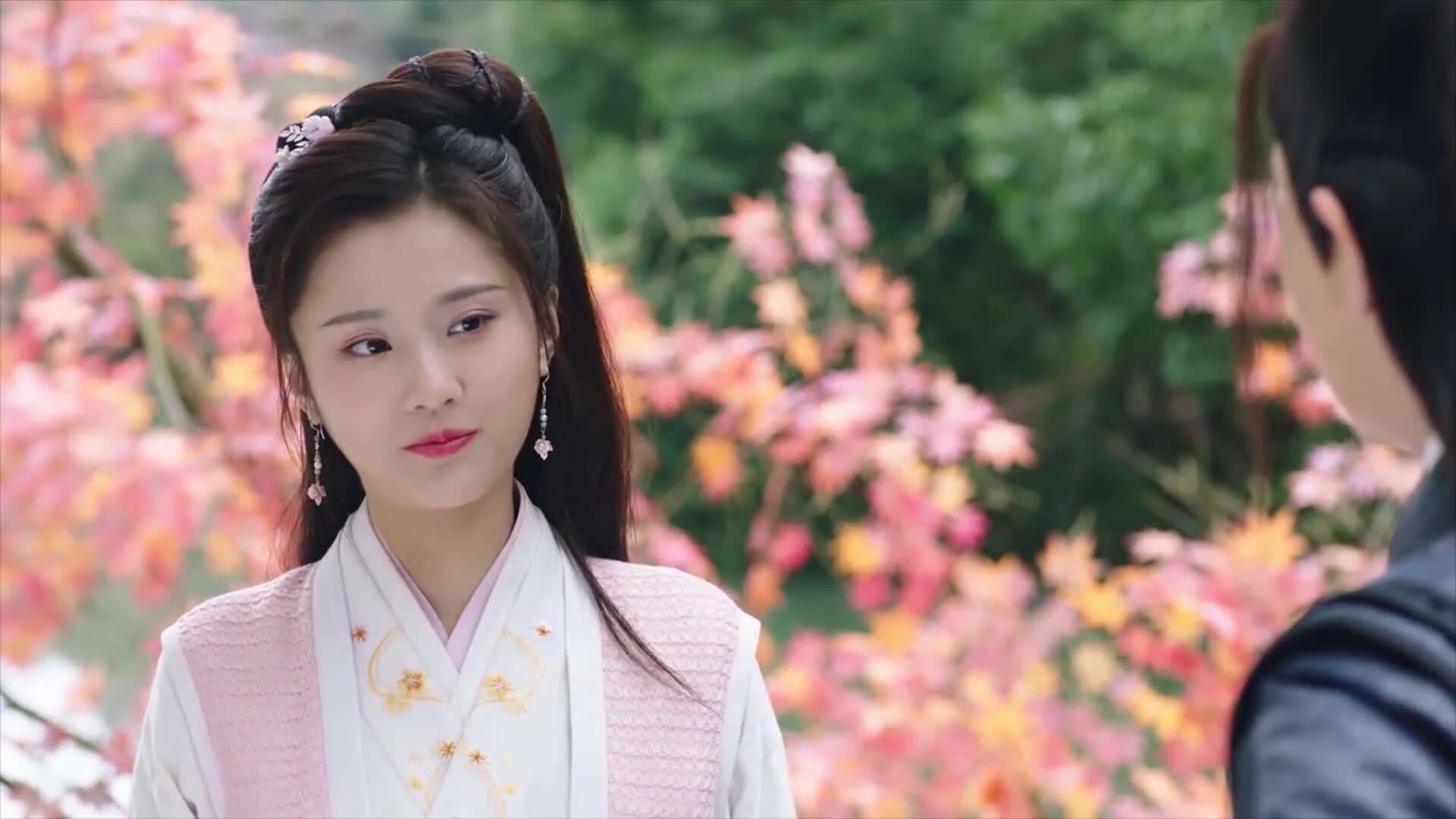 多场焦点战同时上演形成观赛选择多样化趋势，全场焦点的句子